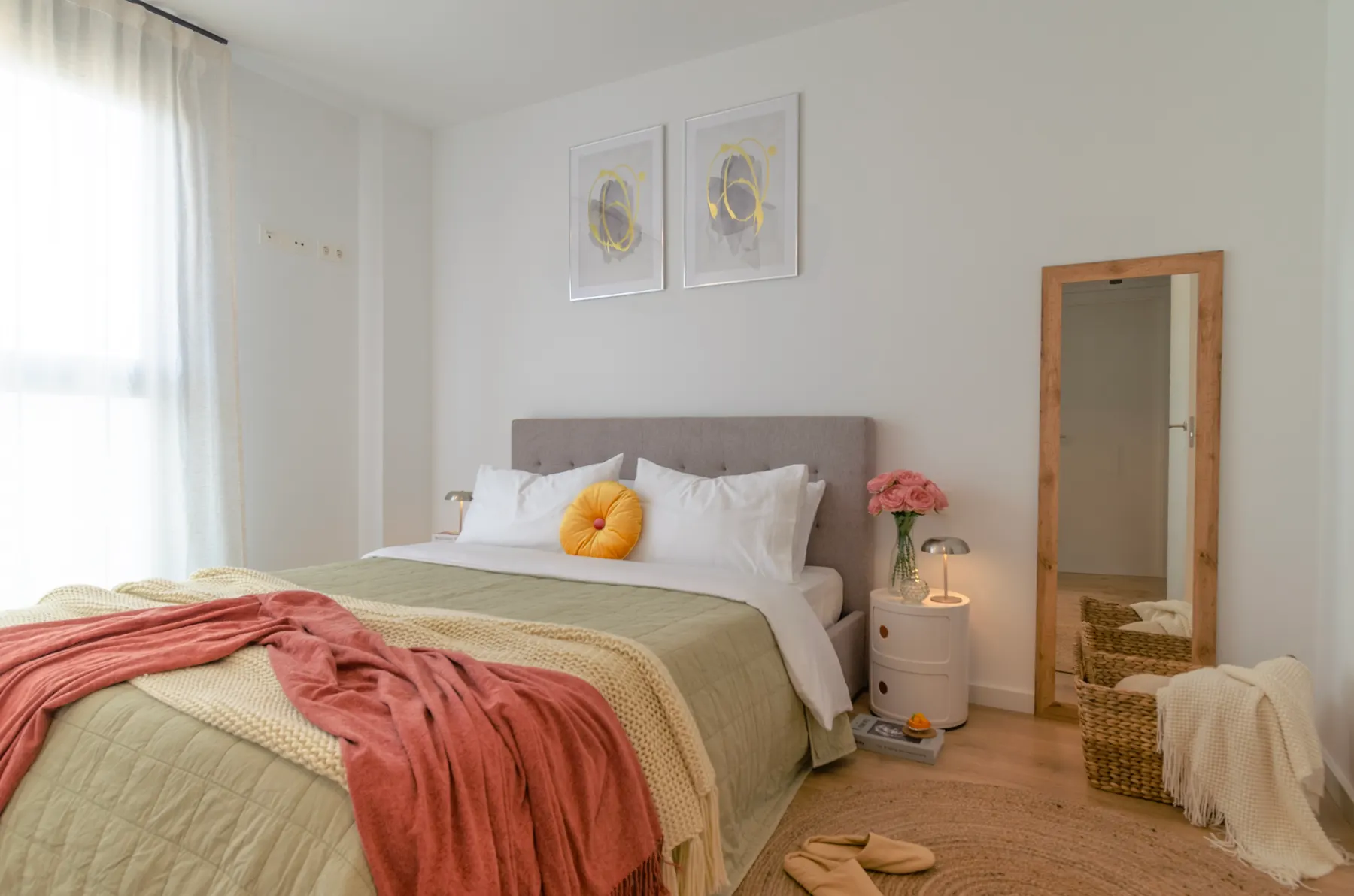 Dormitorio de Badalona I, en Badalona, tras el proyecto de decoración