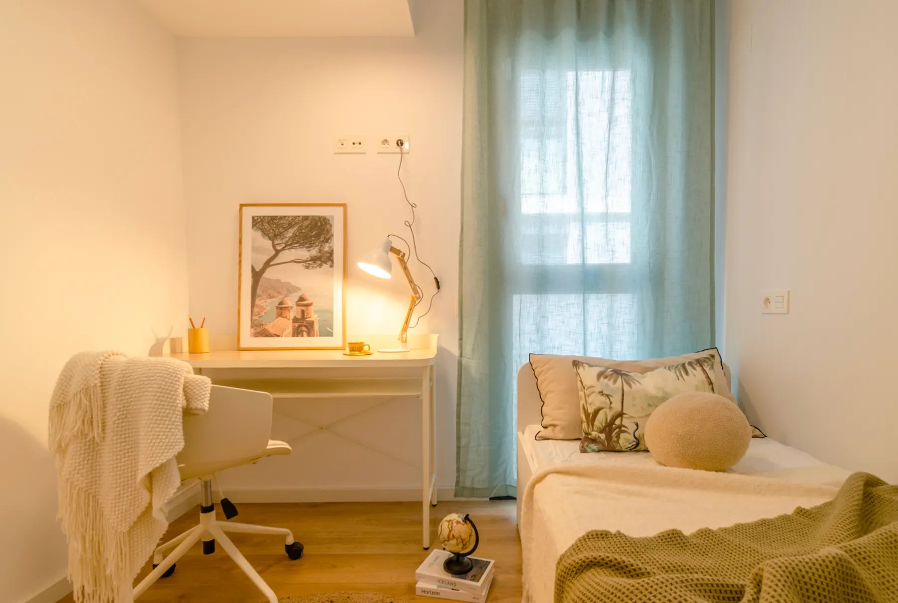 Dormitorio y despacho de Badalona I, en Badalona, tras el proyecto de decoración