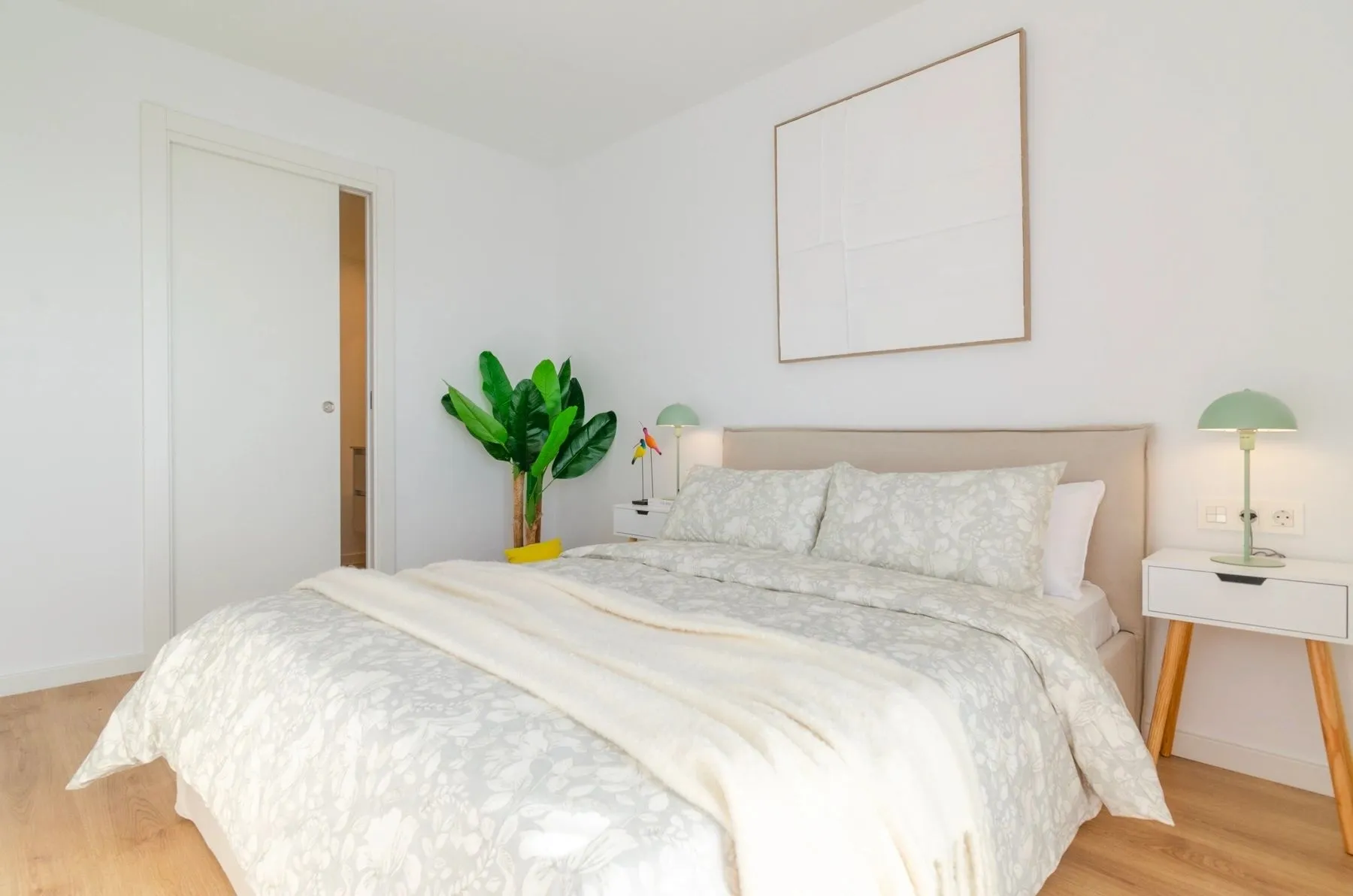 Dormitorio y despacho de Badalona I, en Badalona, tras el proyecto de decoración