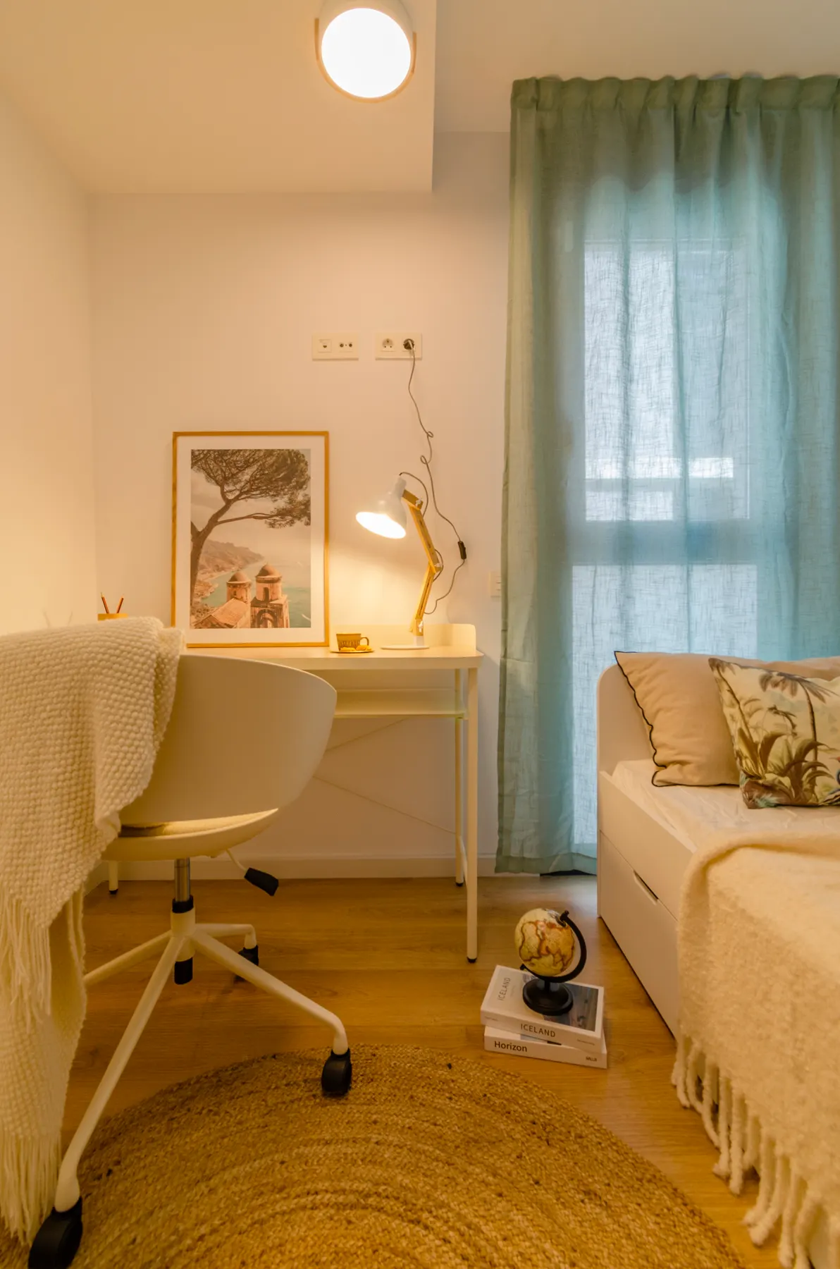 Dormitorio y despacho de Badalona I, en Badalona, tras el proyecto de decoración