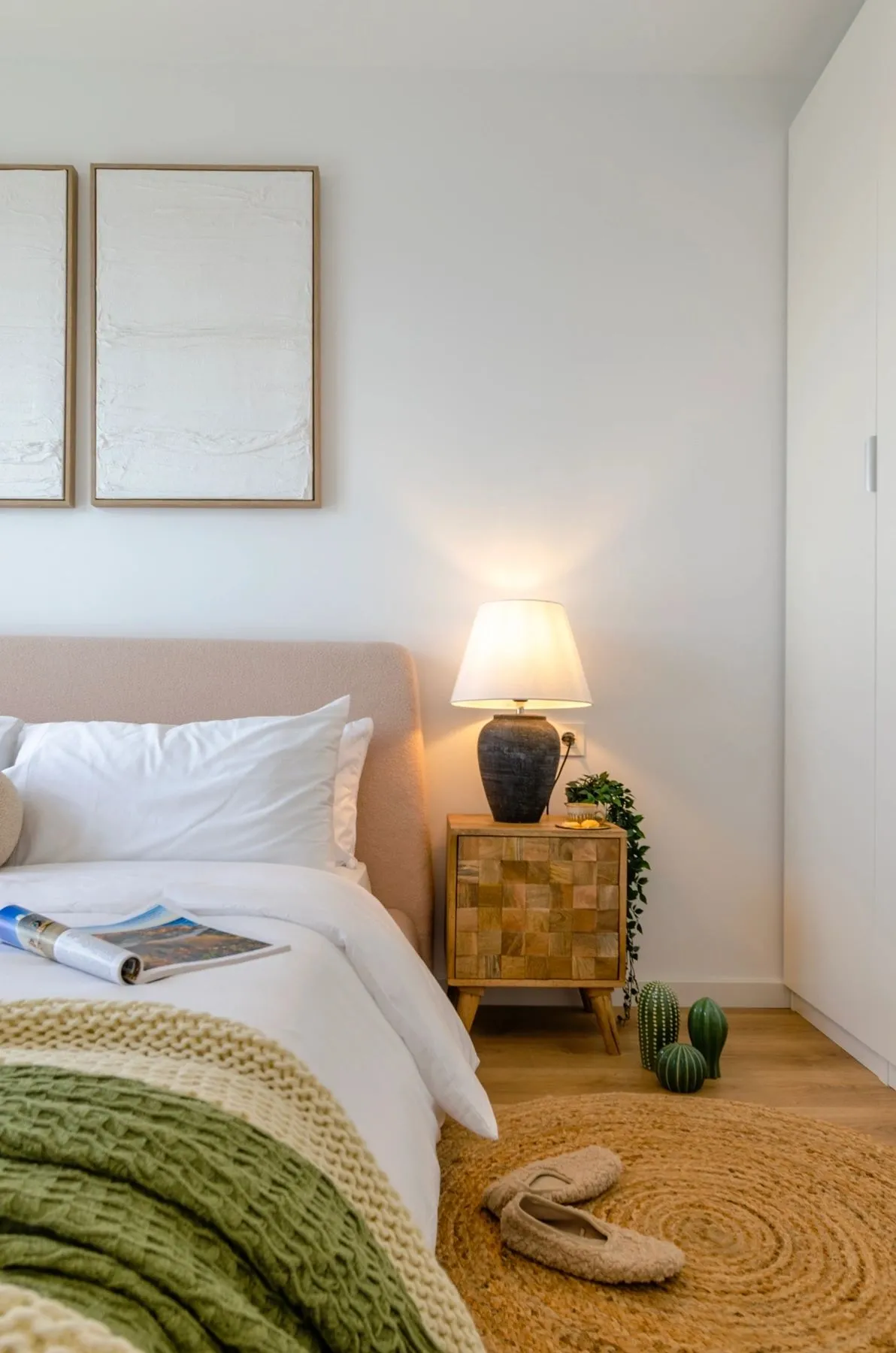 Dormitorio, detalle de Badalona I, en Badalona, tras el proyecto de decoración