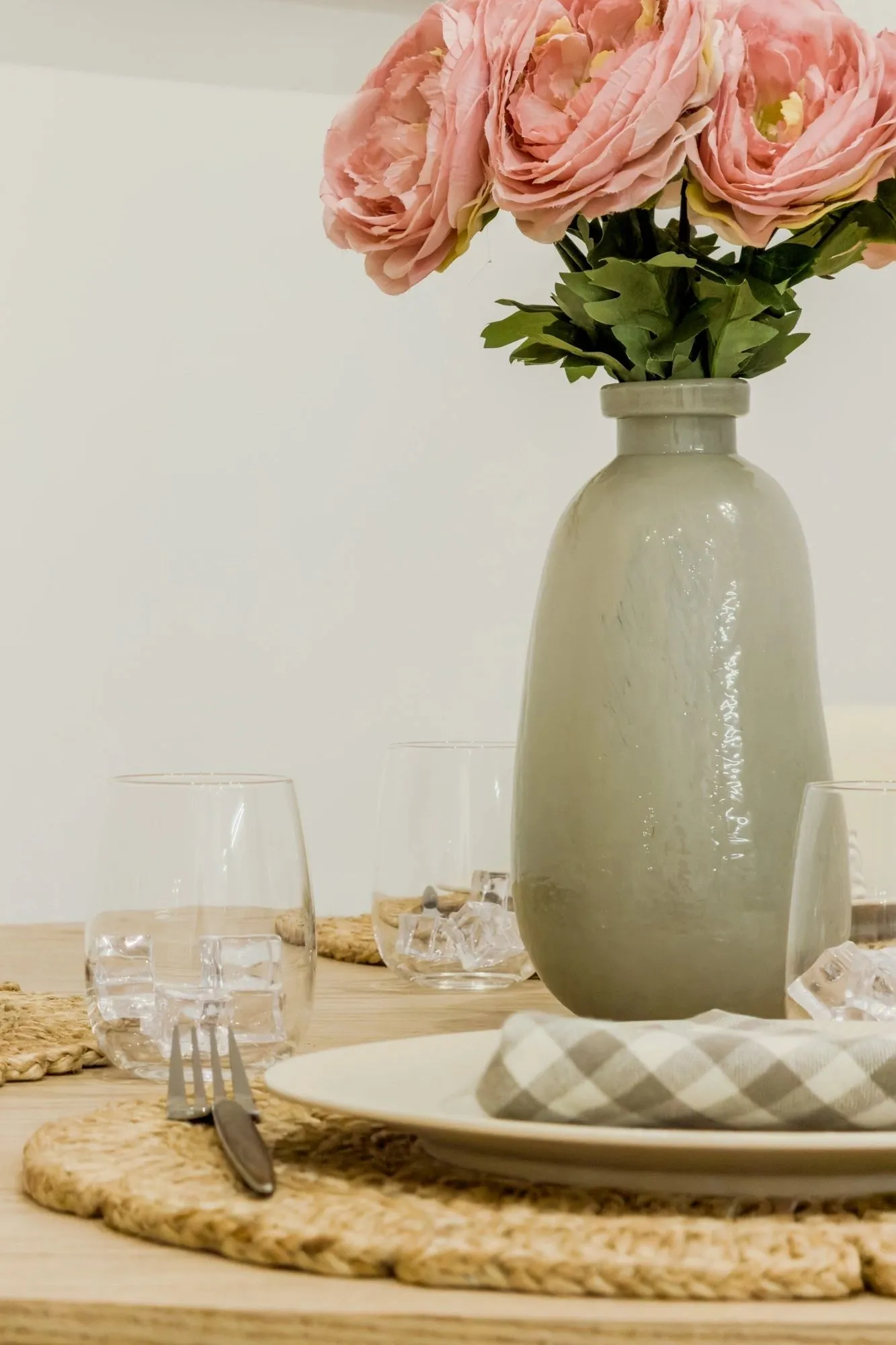 Comedor, detalle de Còrsega, en Barcelona, tras el proyecto de decoración
