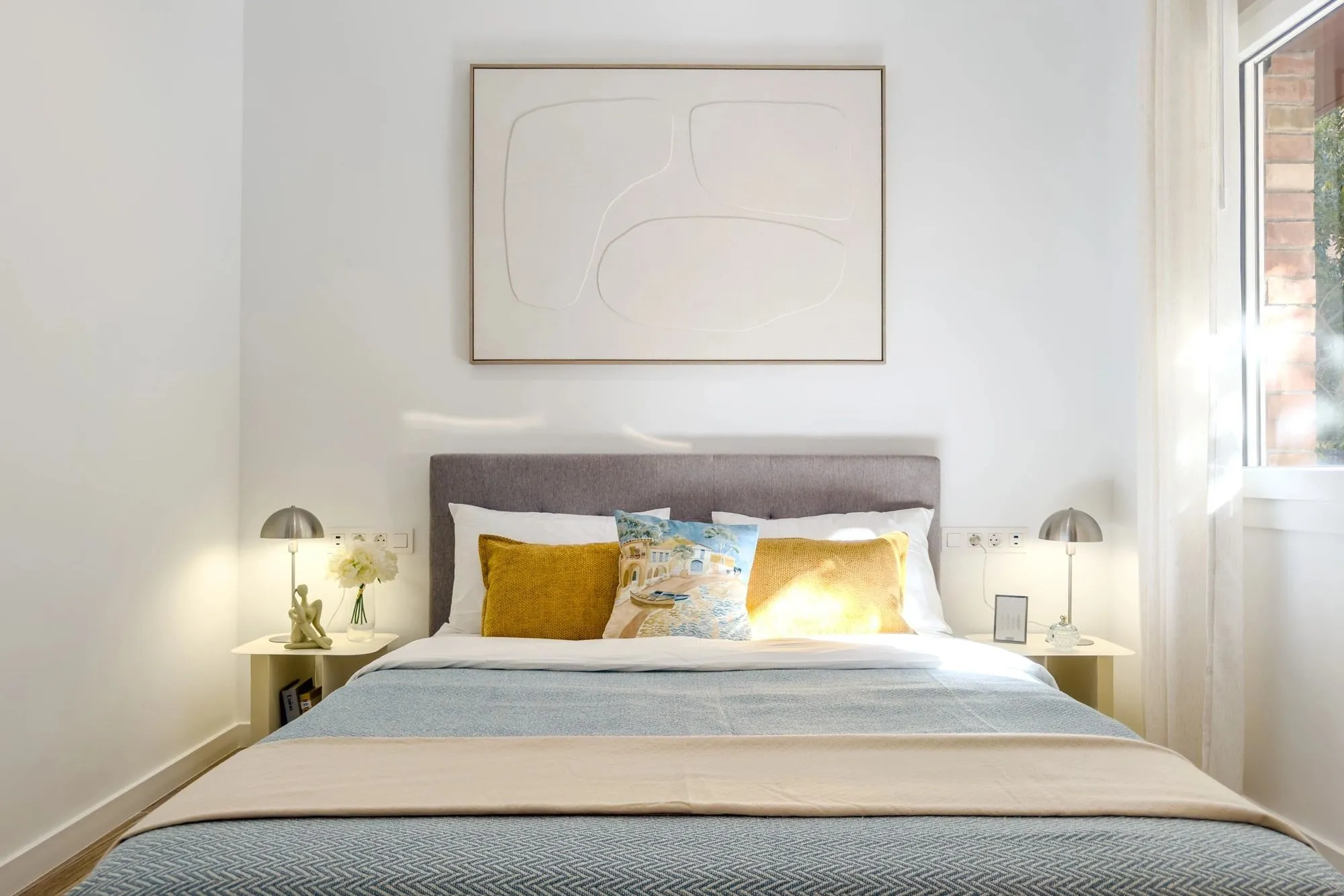 Dormitorio de Còrsega, en Barcelona, tras el proyecto de decoración