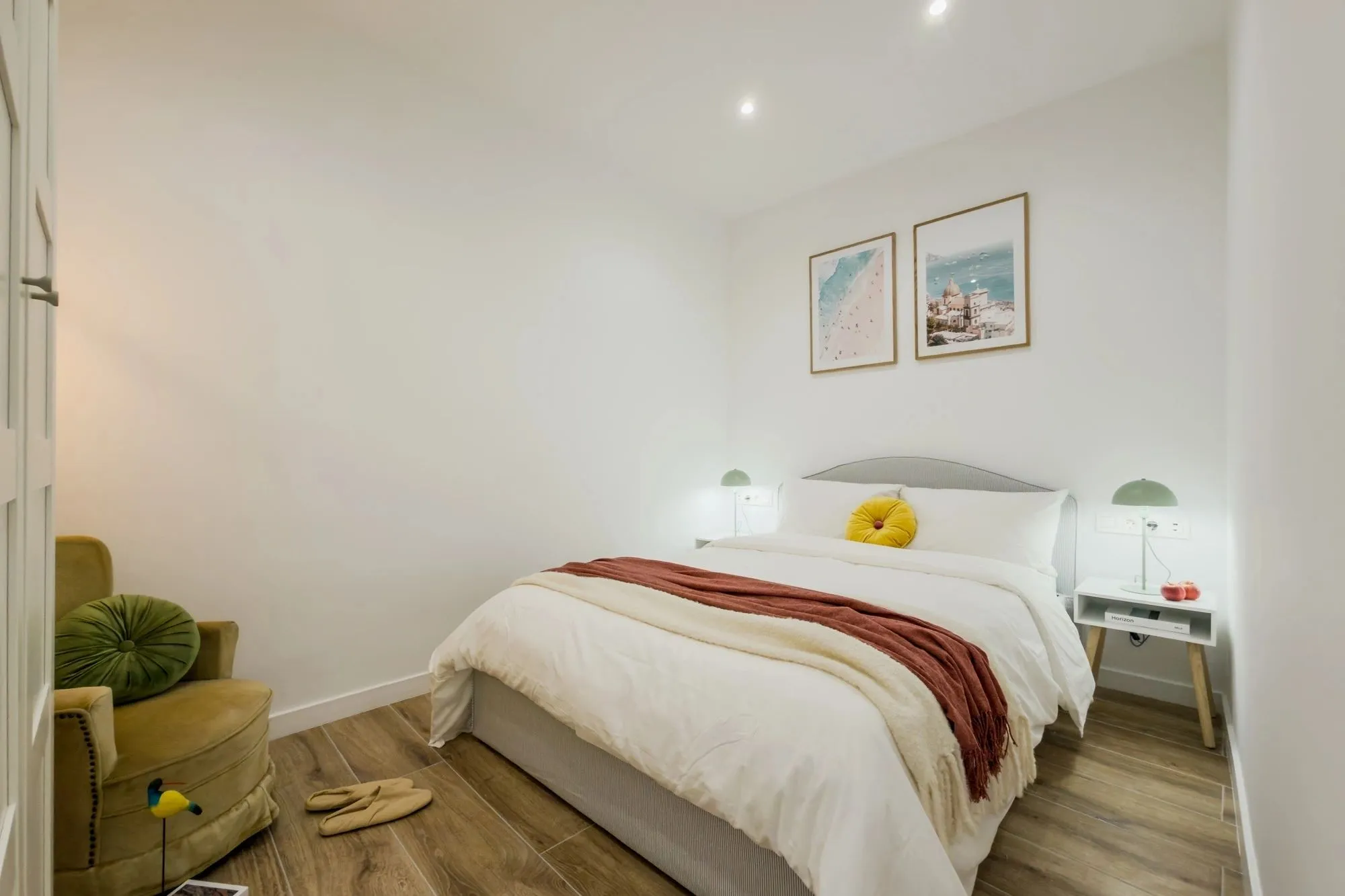 Dormitorio de Còrsega, en Barcelona, tras el proyecto de decoración