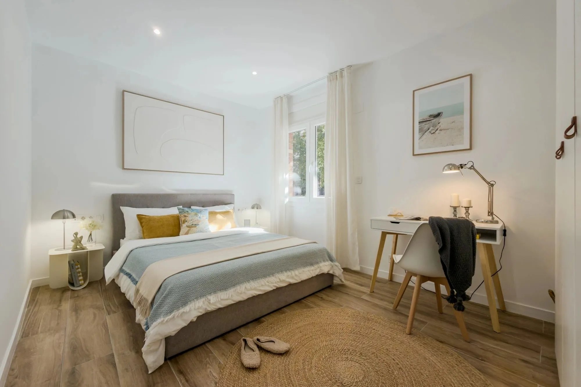 Dormitorio de Còrsega, en Barcelona, tras el proyecto de decoración