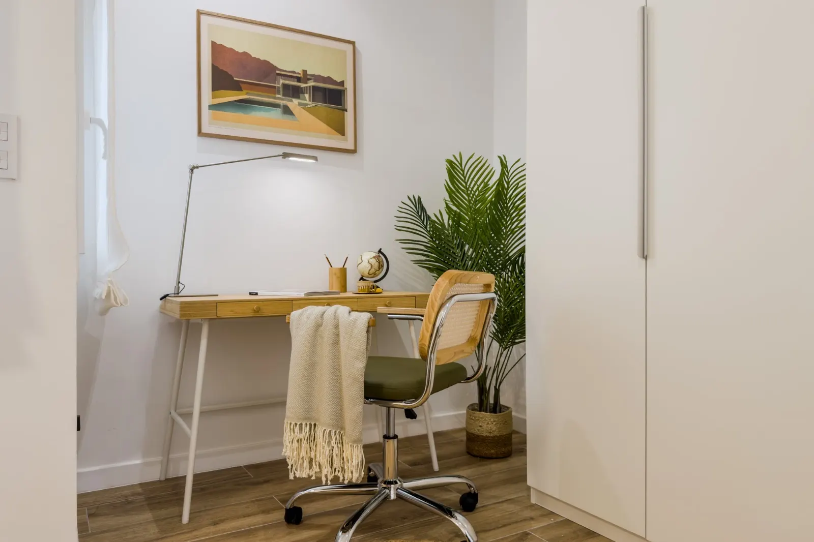 Despacho de Hipólito Lázaro, en Barcelona, tras el proyecto de decoración