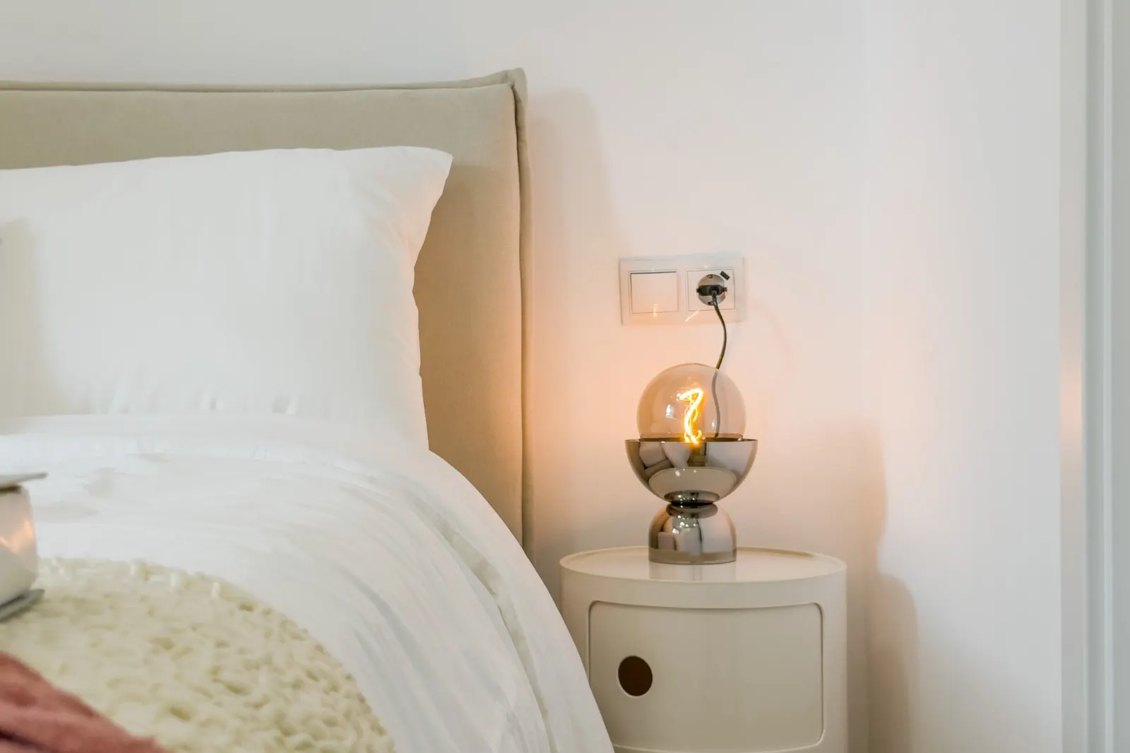 Dormitorio, detalle de Hipólito Lázaro, en Barcelona, tras el proyecto de decoración