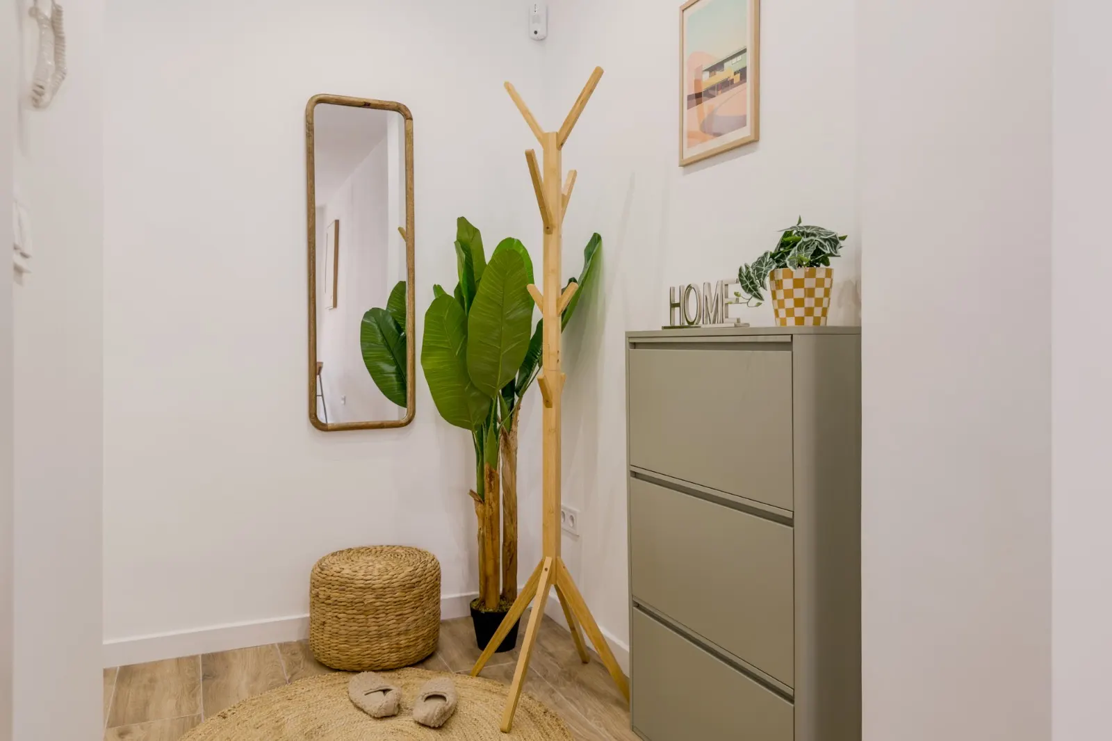 Recibidor de Hipólito Lázaro, en Barcelona, tras el proyecto de decoración