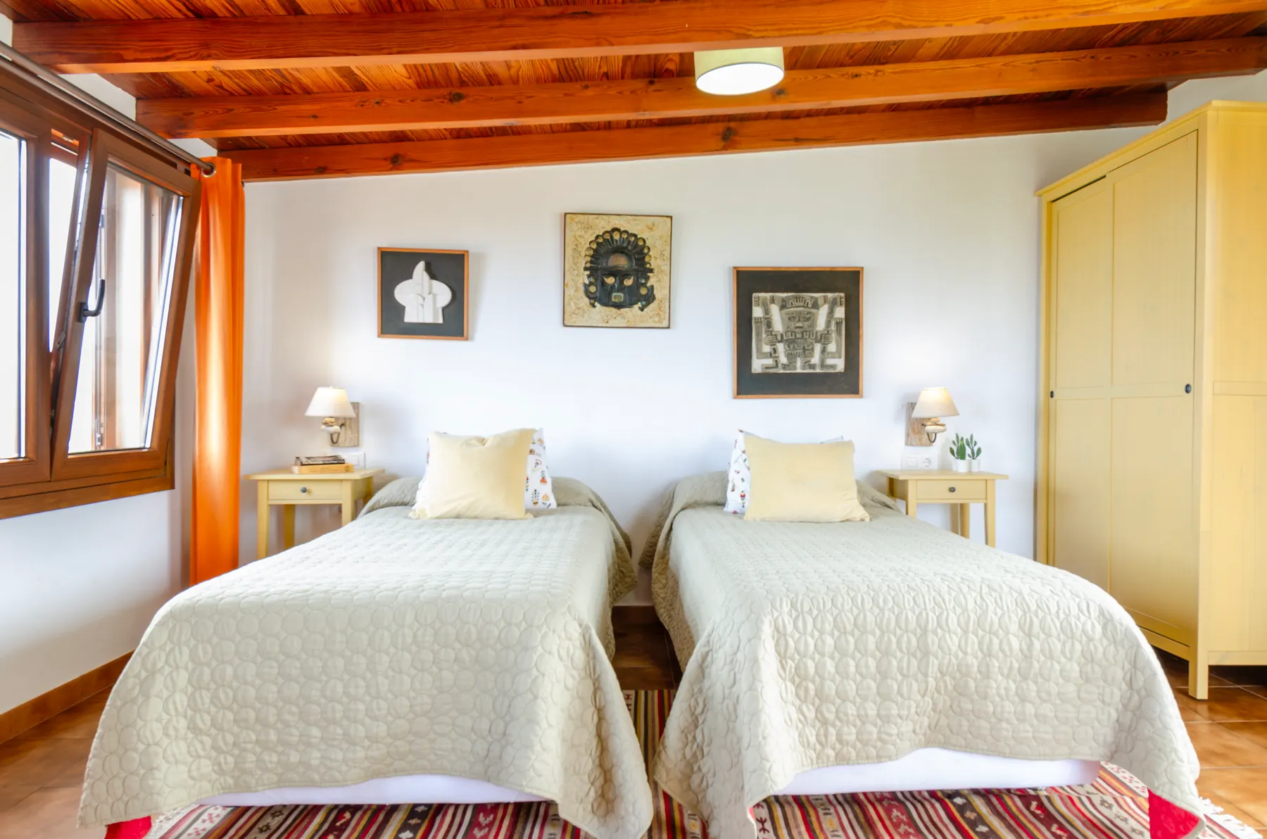 Dormitorio, detalle de Torreón Bajo, en La Orotava, Tenerife, tras el proyecto de decoración