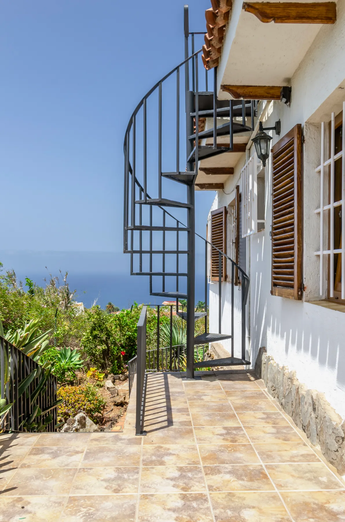 Escalera de Torreón Bajo, en La Orotava, Tenerife, tras el proyecto de decoración