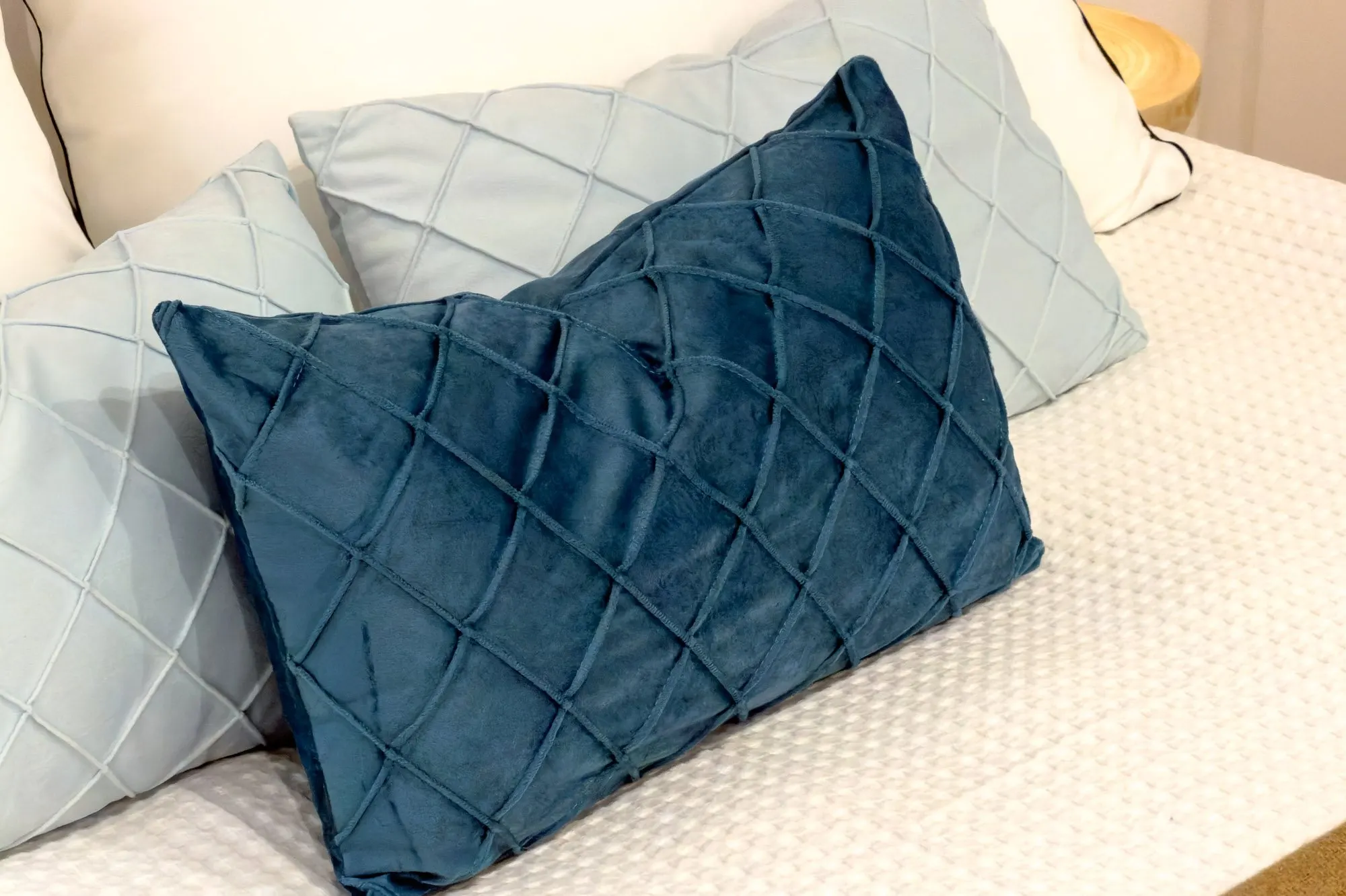 Dormitorio secundario, detalle de Còdols, en Barcelona, tras el home staging