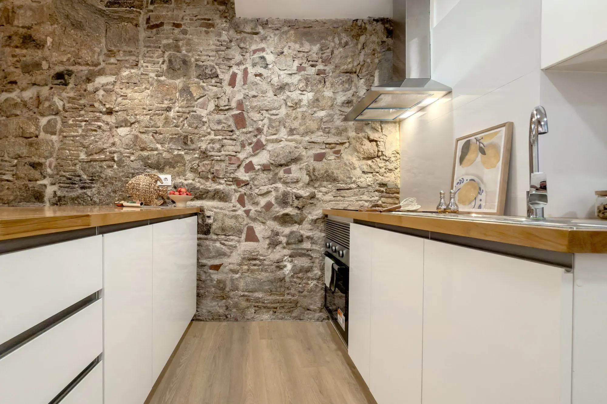 Kitchen of the Gignàs project, in Barcelona, after home staging