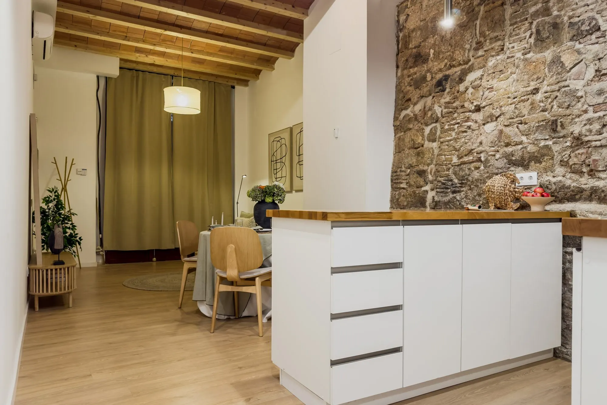 Kitchen of the Gignàs project, in Barcelona, after home staging
