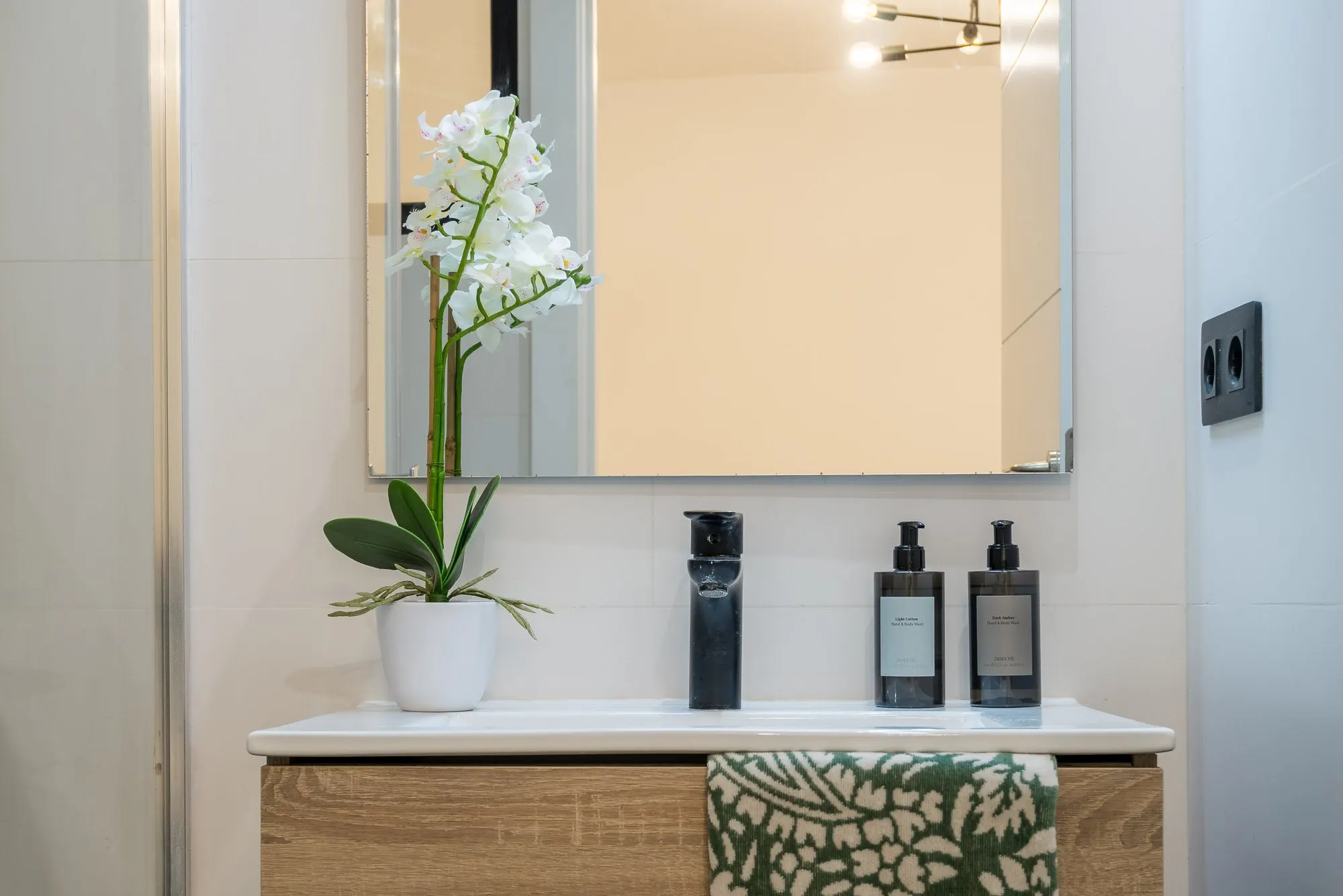Bathroom, detail of the Riera Baixa I project, in Barcelona, after home staging
