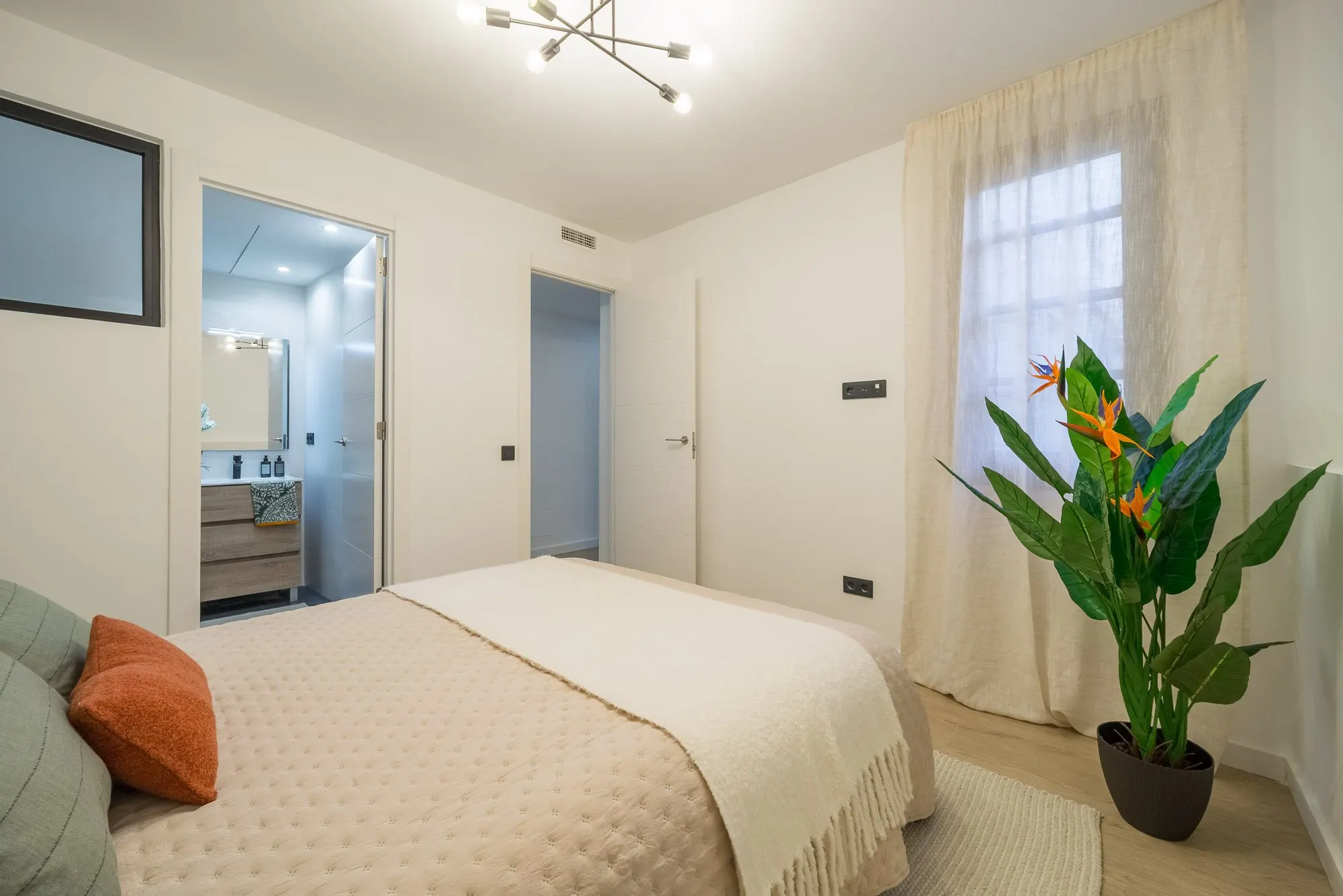 Bedroom of the Riera Baixa I project, in Barcelona, after home staging