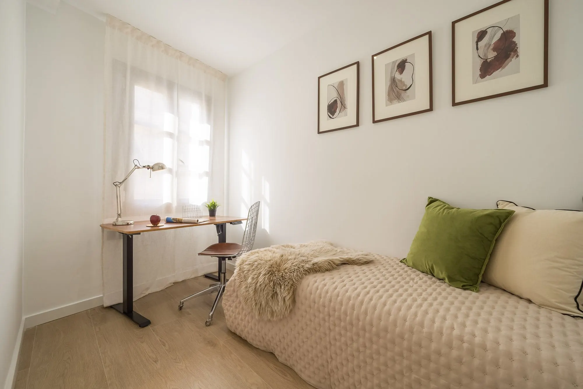 Bedroom and home office of the Riera Baixa I project, in Barcelona, after home staging