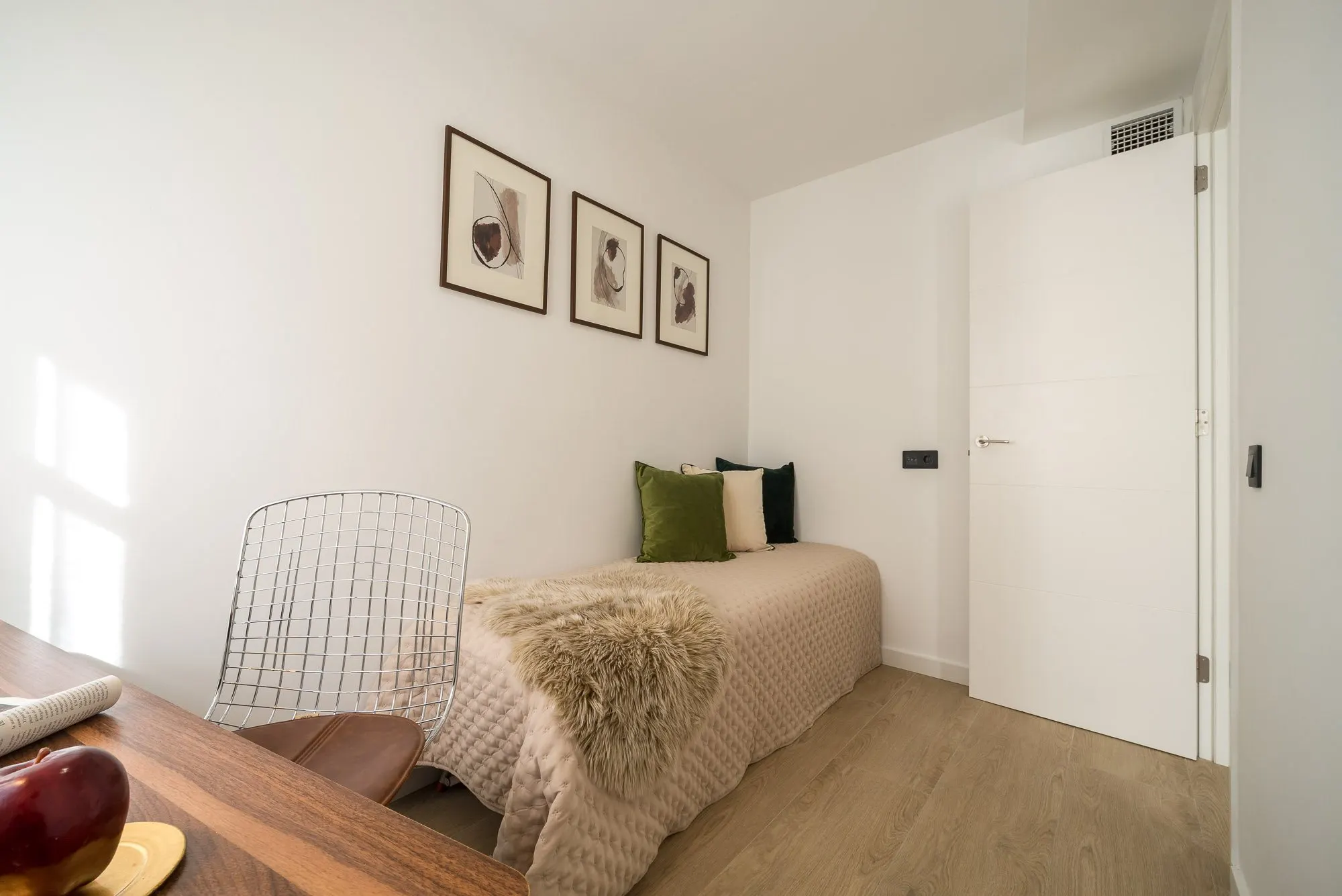 Bedroom and home office of the Riera Baixa I project, in Barcelona, after home staging