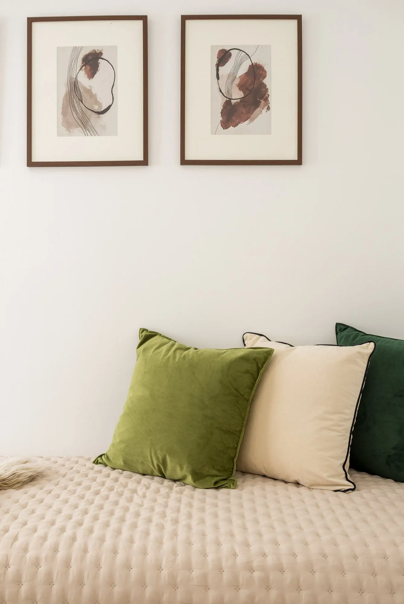 Bedroom and home office, detail of the Riera Baixa I project, in Barcelona, after home staging