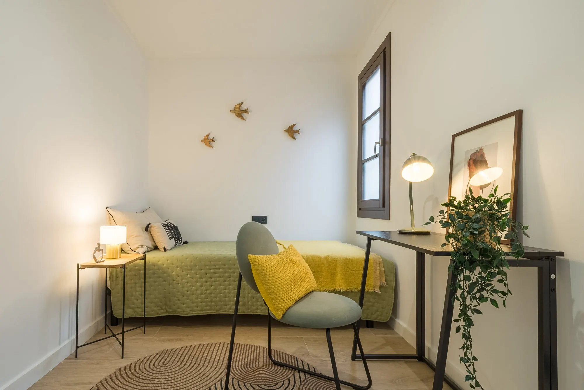 Second bedroom of the Riera Baixa I project, in Barcelona, after home staging