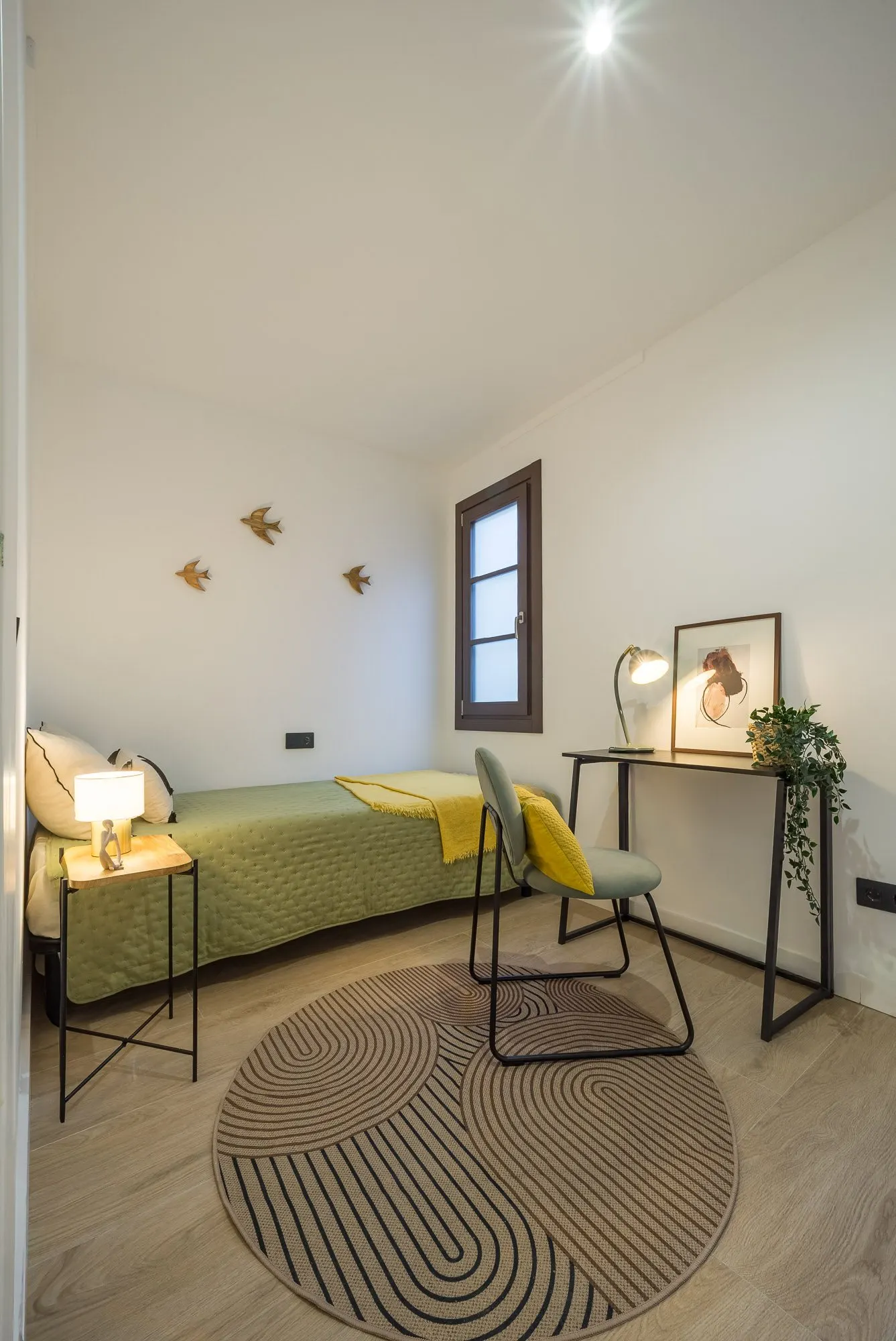 Second bedroom of the Riera Baixa I project, in Barcelona, after home staging
