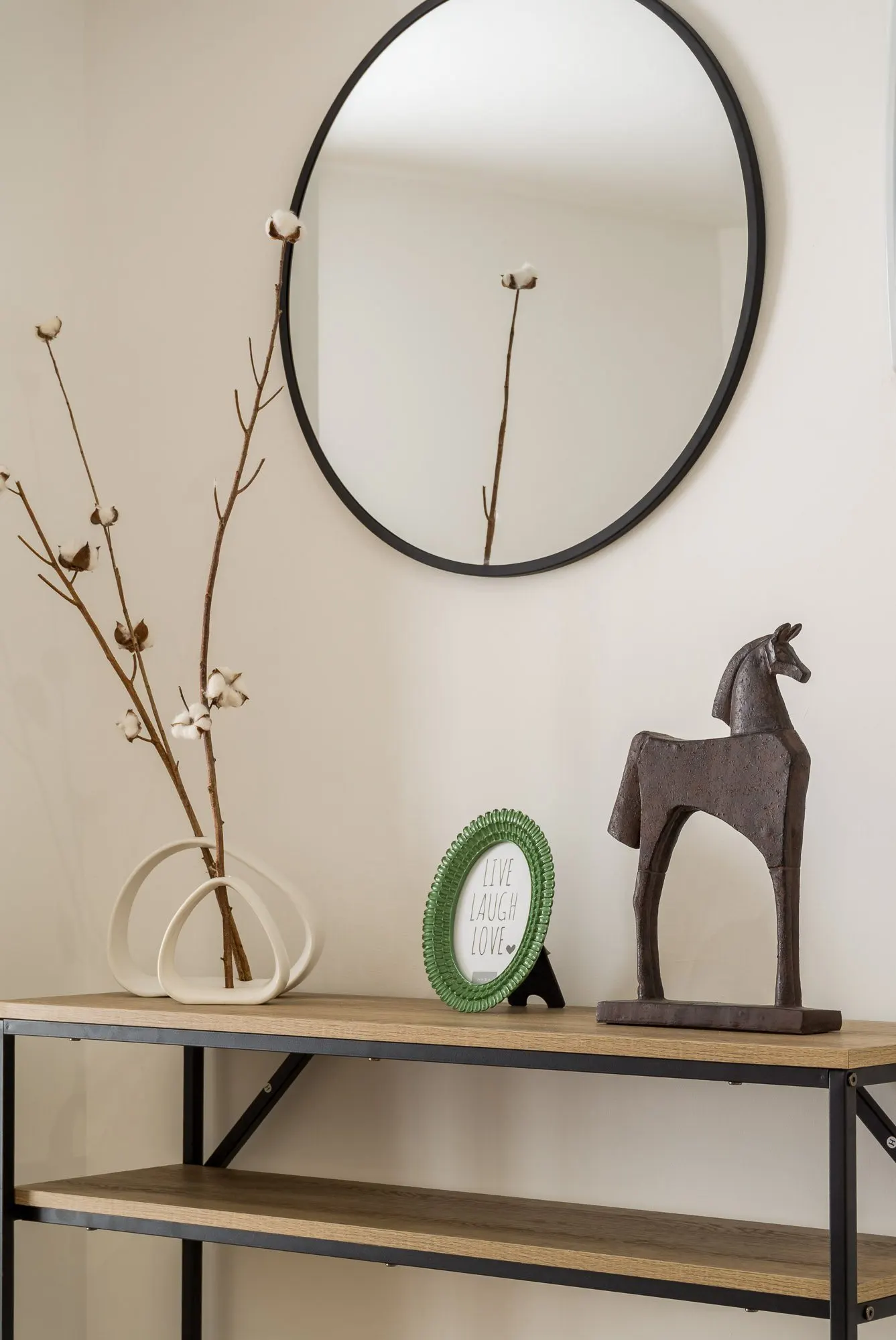 Entryway, detail of the Riera Baixa I project, in Barcelona, after home staging