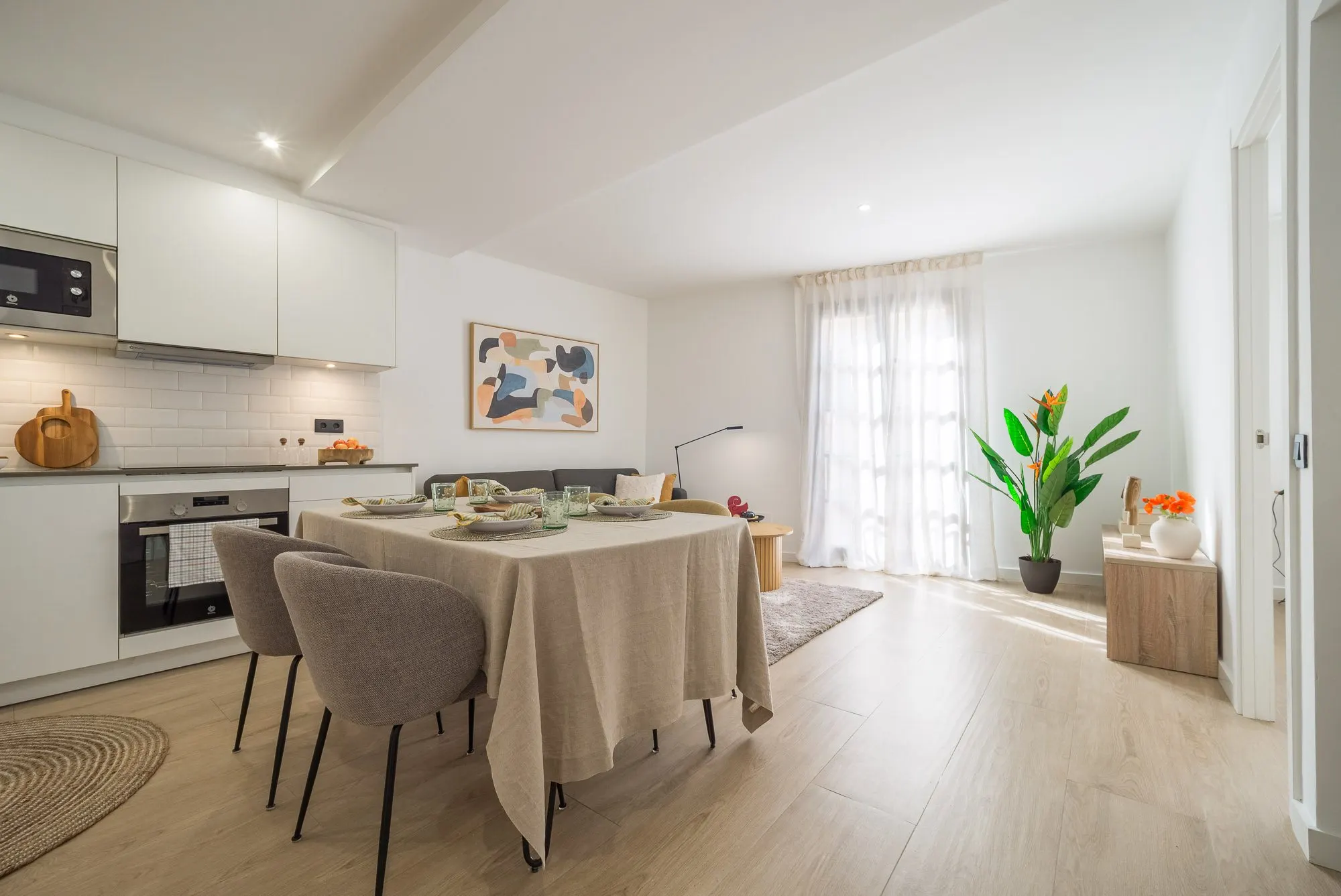 Living and dining room of the Riera Baixa I project, in Barcelona, after home staging