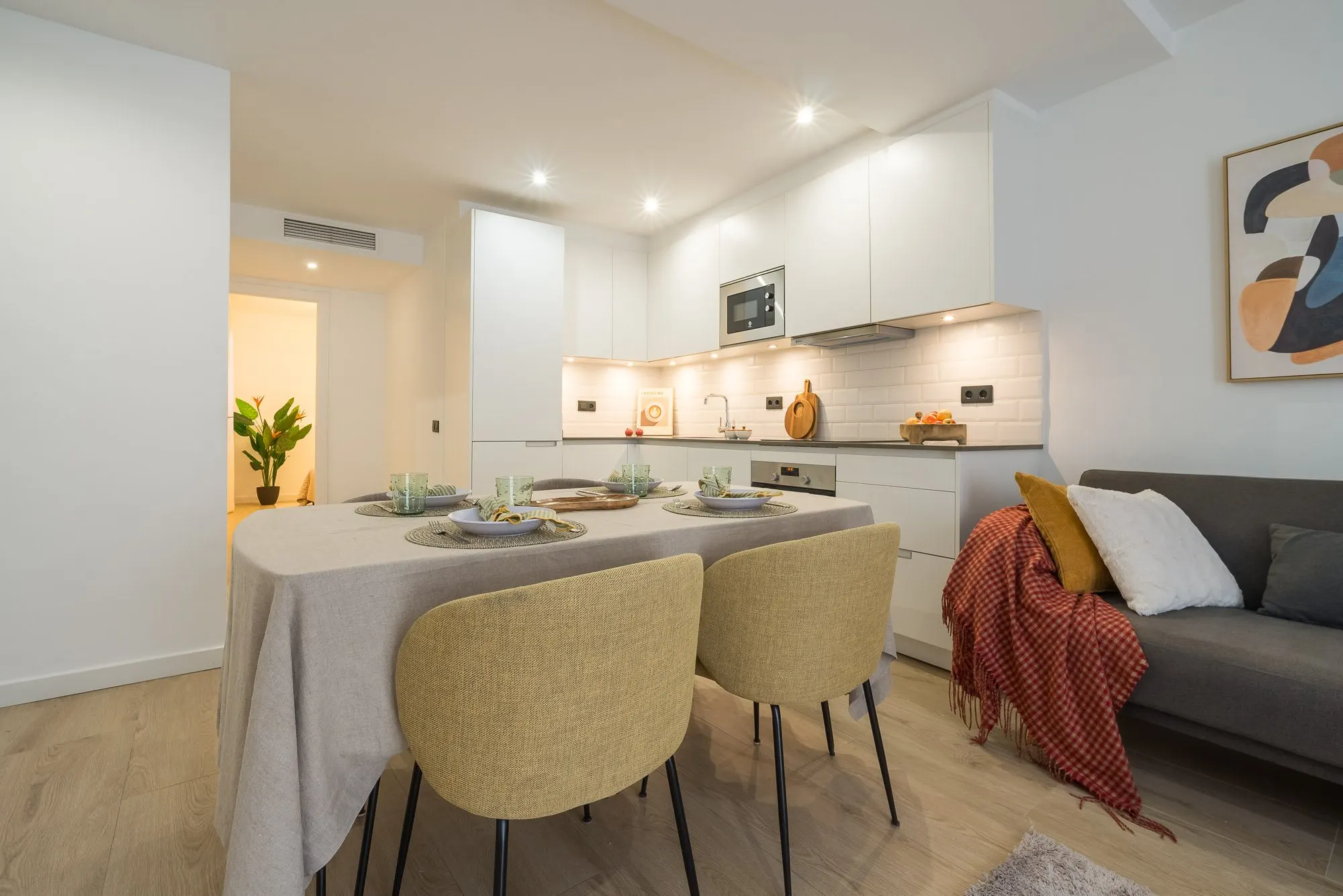 Living and dining room of the Riera Baixa I project, in Barcelona, after home staging