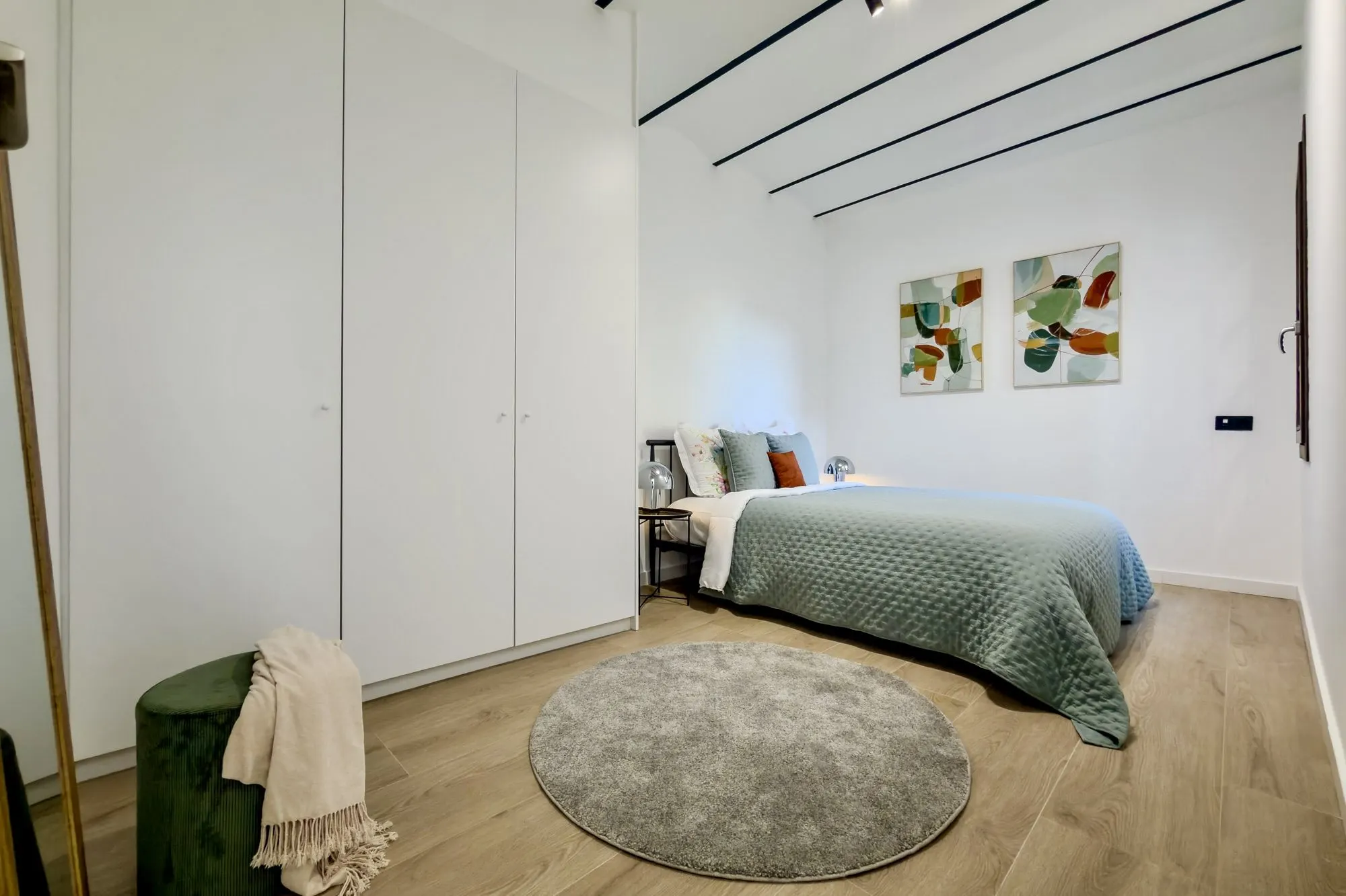 Спальня проекта Riera Baixa II, в Barcelona, после хоум-стейджинга