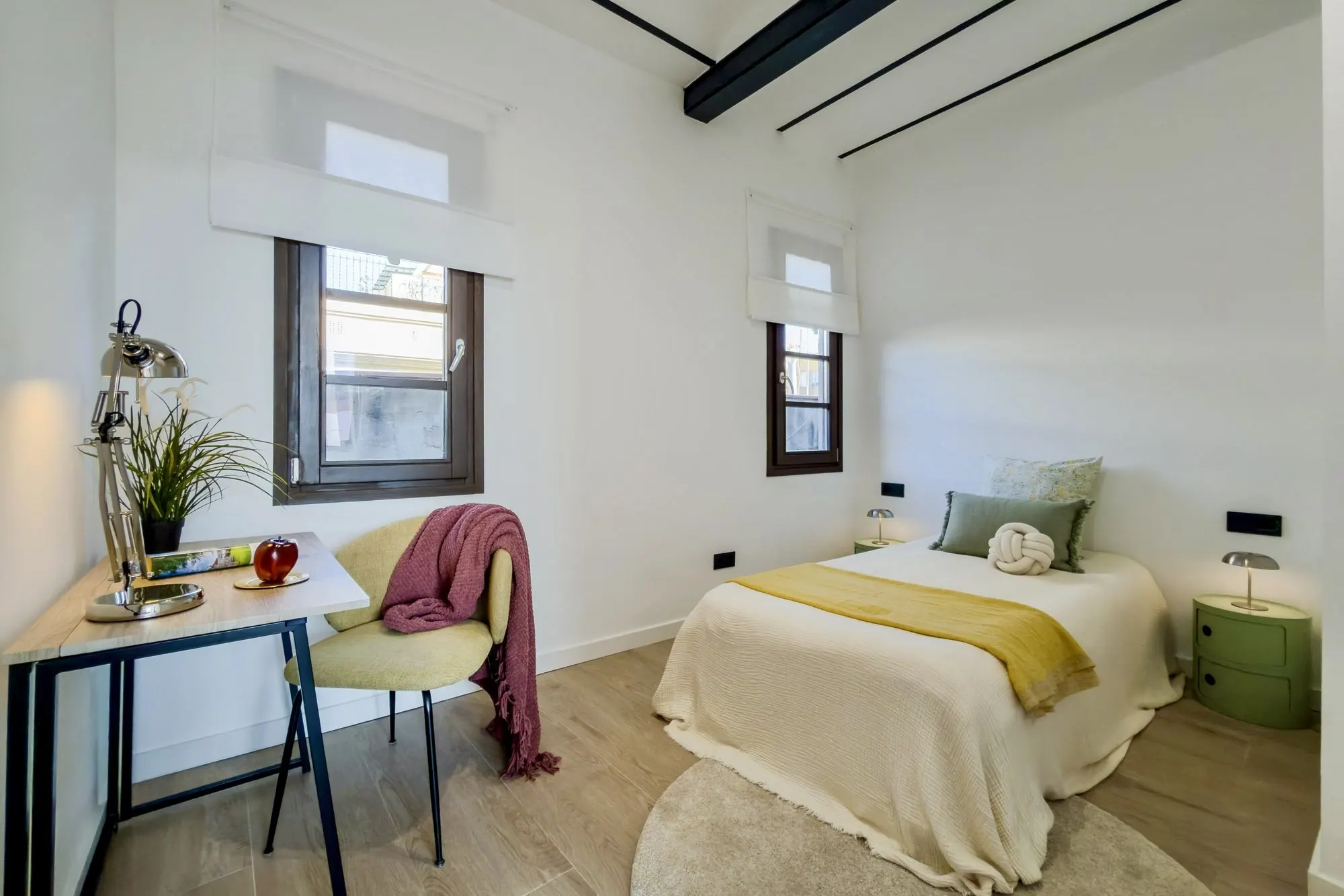 Спальня-кабинет проекта Riera Baixa II, в Barcelona, после хоум-стейджинга