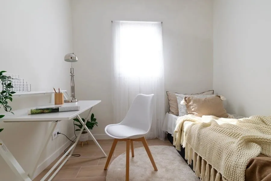 Bedroom and home office of the Llobateras project, in Rubí, after home staging