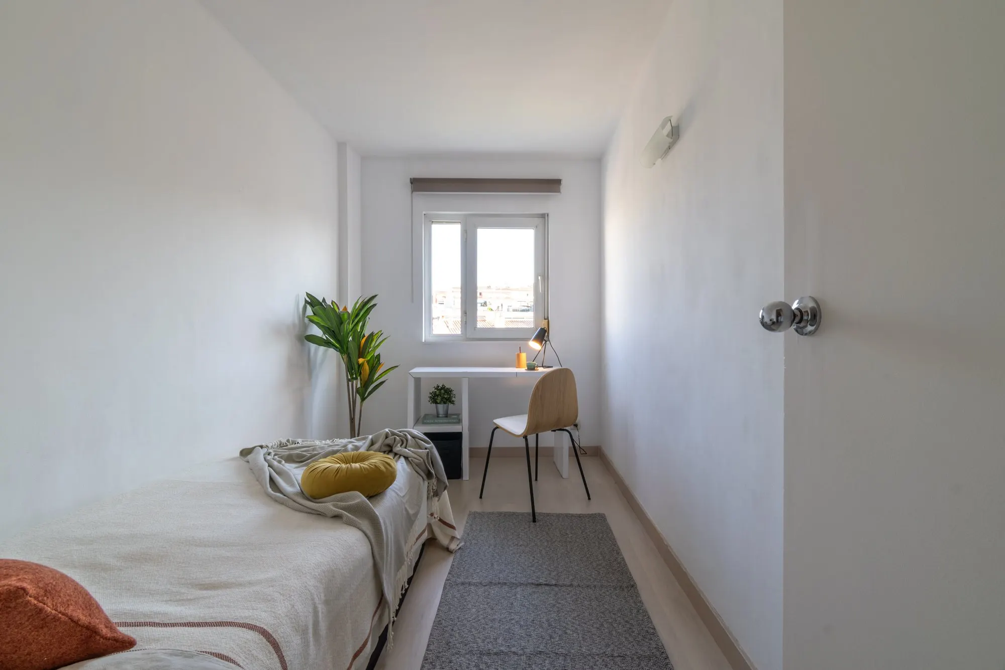 Dormitorio secundario de Edelfons Cerdà, en Sant Cugat del Vallès, tras el home staging