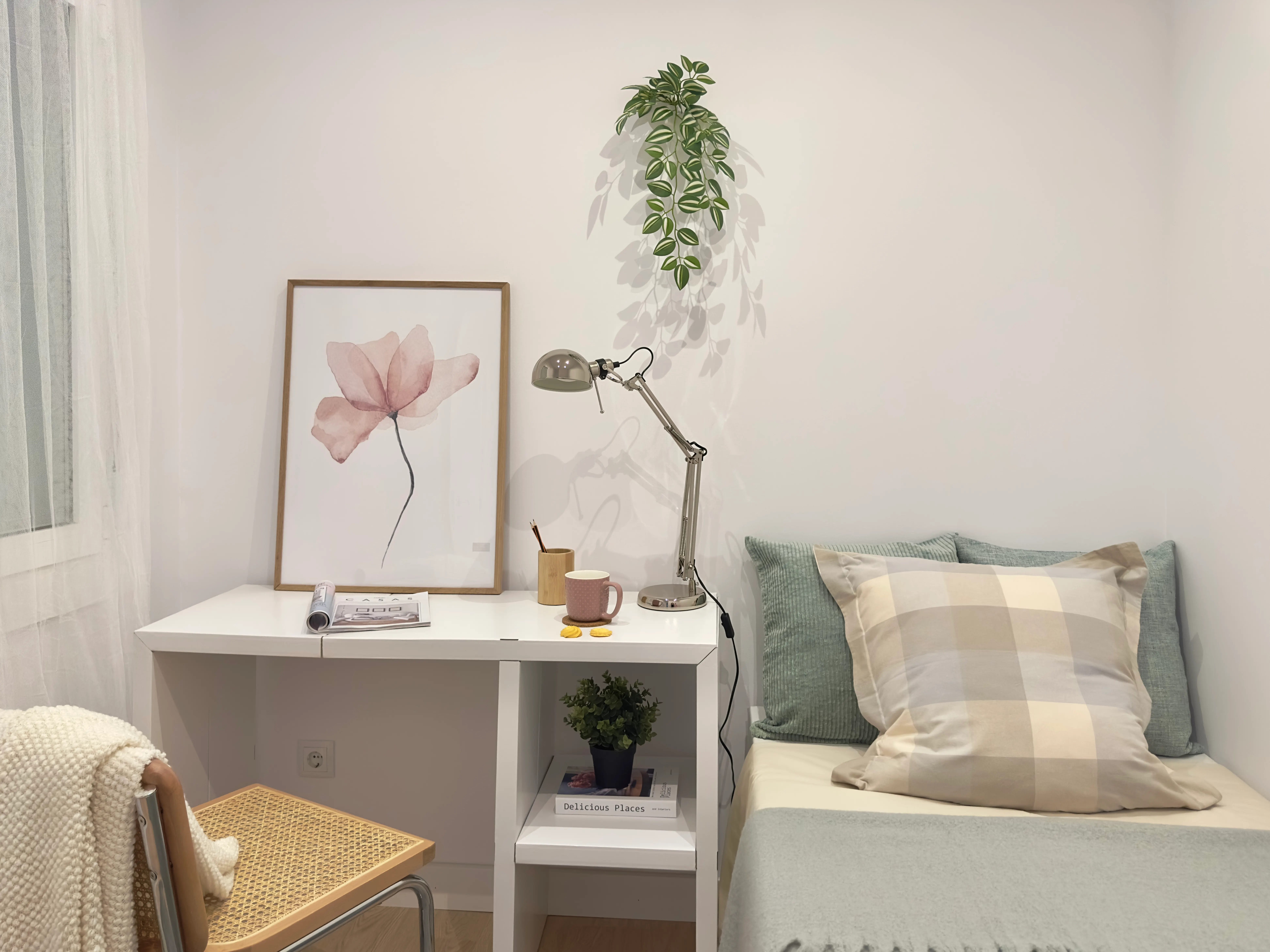 Bedroom and home office of the Roselló project, in Sant Cugat del Vallès, after home staging