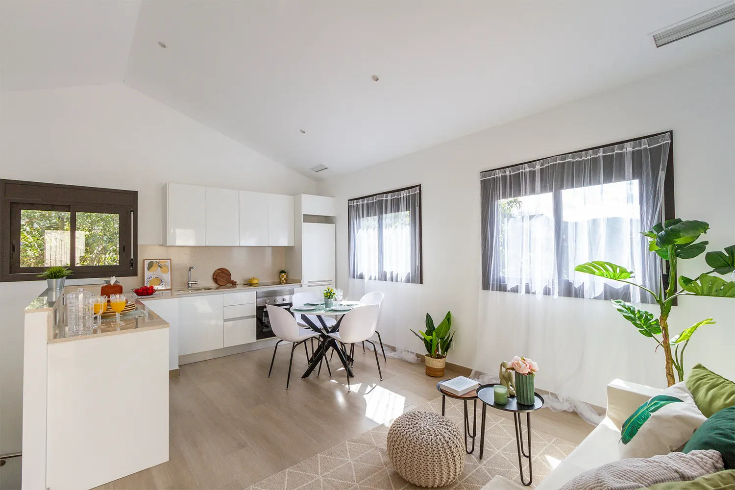 Kitchen and dining room of the Calle Casino project, in Valldoreix, after home staging