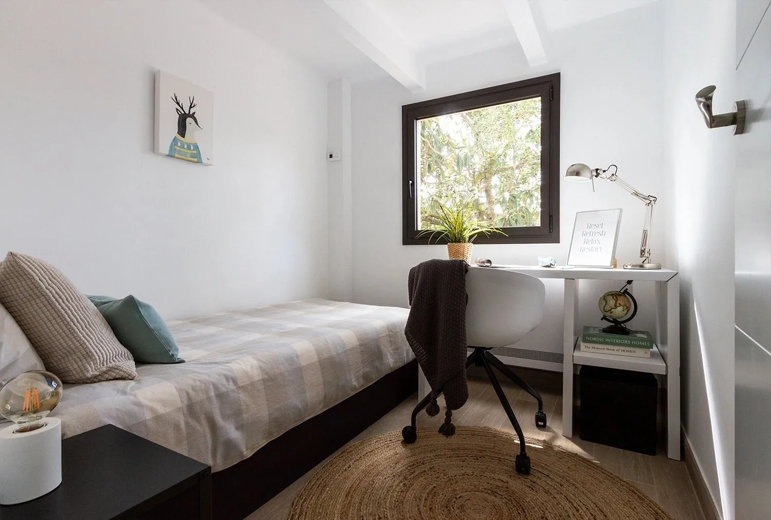 Dormitorio y despacho de Calle Casino, en Valldoreix, tras el home staging