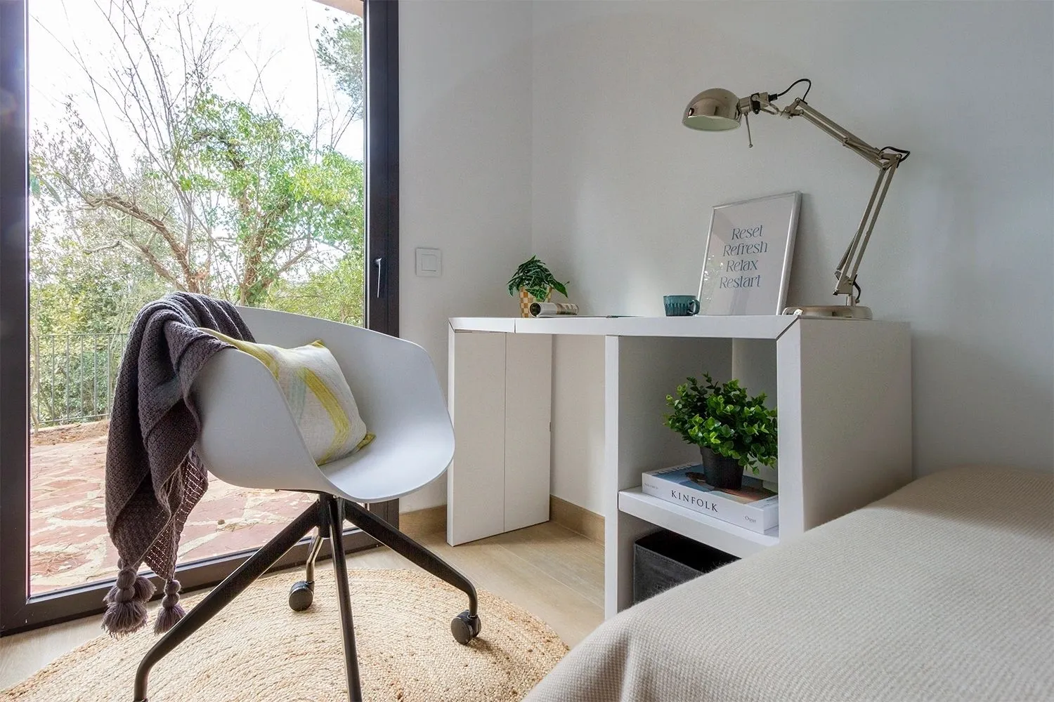Dormitorio y despacho de Calle Casino, en Valldoreix, tras el home staging