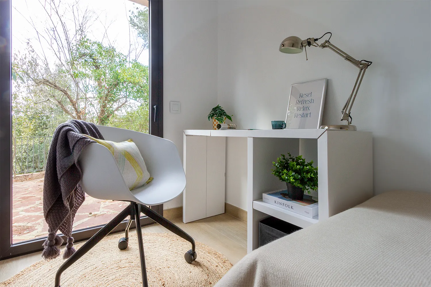 Bedroom and home office of the Calle Casino project, in Valldoreix, after home staging
